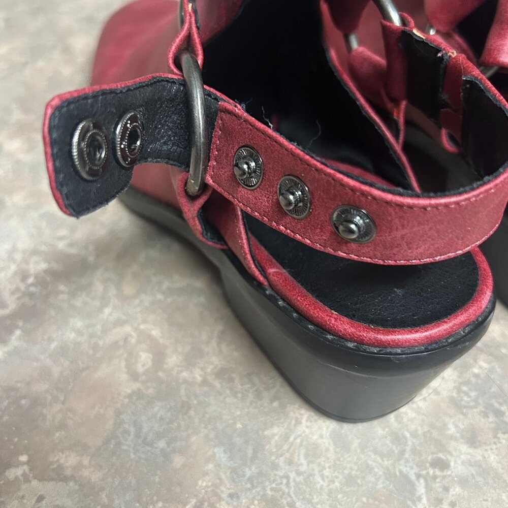 Indigo Rd red slip in mules with snap closure strap, ladie's size 7 1/2 M - Picture 3 of 7